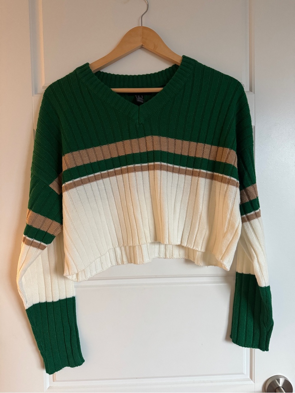 Cropped V-Neck Knit Sweater in Green and Cream
